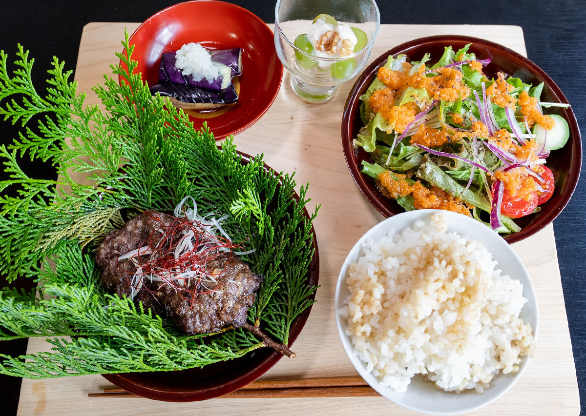 もみじ肉の炭焼きつみれ定食